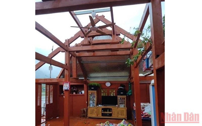 Một ngôi nhà sàn tại huyện Văn Chấn (Yên Bái) bị lốc mất mái.