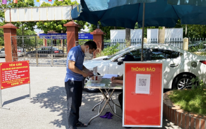 Người dân thực hiện quét mã QR.