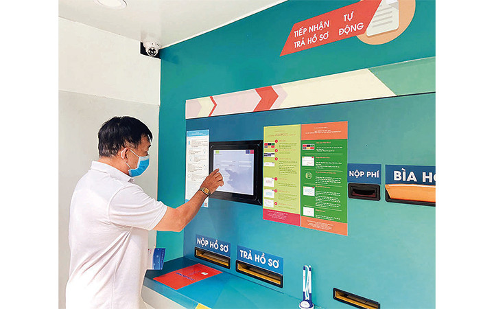 Người dân thực hiện thủ tục hành chính tại ATM hồ sơ ở quận 6. ảnh: CTV