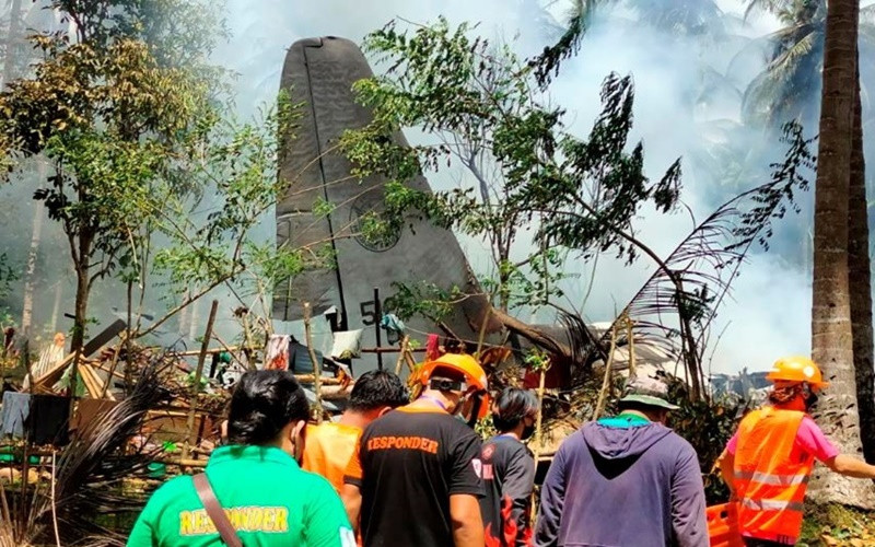 Những nhân viên cứu nạn đầu tiên có mặt tại hiện trường. (Ảnh: Reuters) 