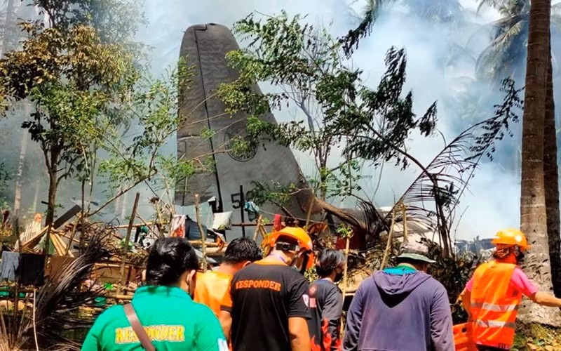 Những nhân viên cứu nạn đầu tiên có mặt tại hiện trường. (Ảnh: Reuters) 