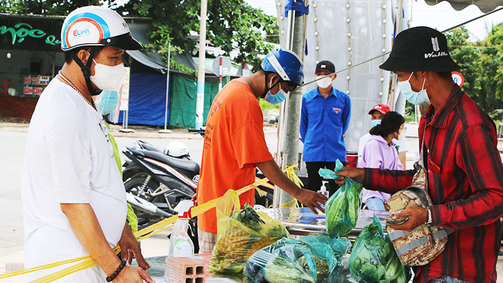 Mô hình HTX nông nghiệp bán hàng bình ổn đang giúp cho nhiều vùng ở Long An có được thực phẩm ở mức giá ổn định.