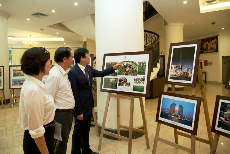 Các đại biểu tham quan triển lãm.