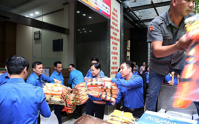 Đại diện lãnh đạo, cán bộ, công chức, viên chức, người lao động T.Ư Đoàn TNCS Hồ Chí Minh, T.Ư Hội LHTN Việt Nam chung tay vận chuyển nhu yếu phẩm, gửi hỗ trợ đồng bào miền Trung chịu ảnh hưởng của bão lũ.