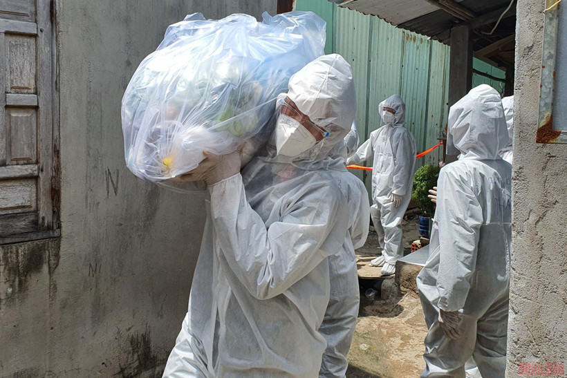 Cán bộ, chiến sĩ Trung đoàn Minh Đạm vận chuyển lương thực cho người dân vùng “tâm dịch” Long Hải.