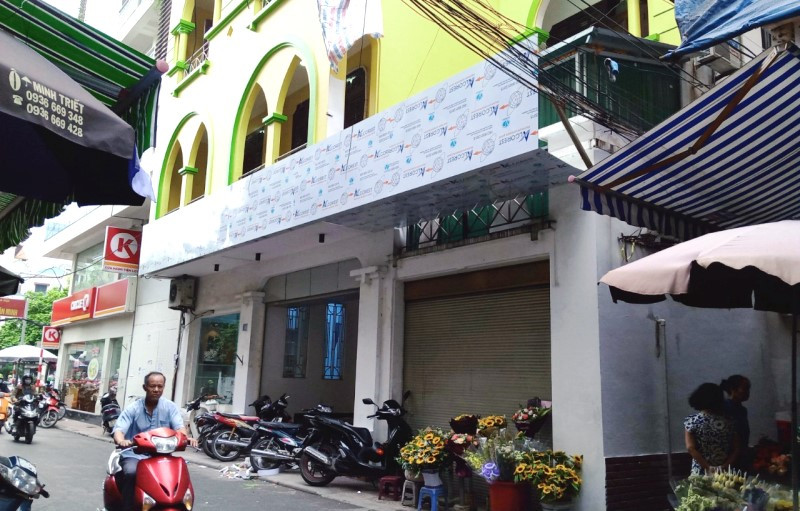 Trung tâm ngoại ngữ Eagle Corp có địa chỉ tại số 3, ngõ 37 Lê Thanh Nghị, phường Bách Khoa (quận Hai Bà Trưng, Hà Nội) đã dỡ biển, ngừng hoạt động. 