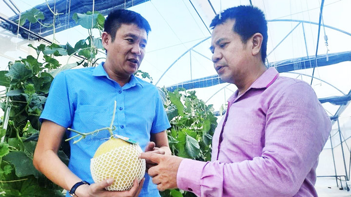 Anh Kiệt (bên trái) và cộng sự vui mừng với thành phẩm thu được.