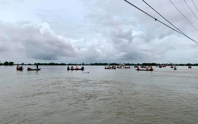 Lực lượng chức năng tìm kiếm hai nạn nhân bị lũ cuốn tử vong ngày 12-10 tại Quảng Nam. Ảnh: QUỐC VIỆT.