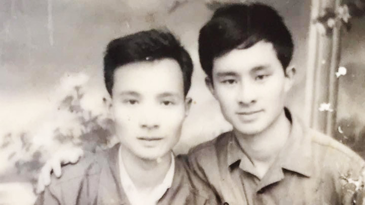 Tác giả (bên phải) thời trong quân ngũ.