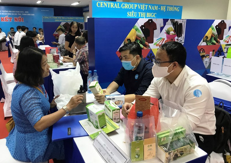 Các doanh nghiệp giao thương, kết nối cung - cầu trong khuôn khổ sự kiện.