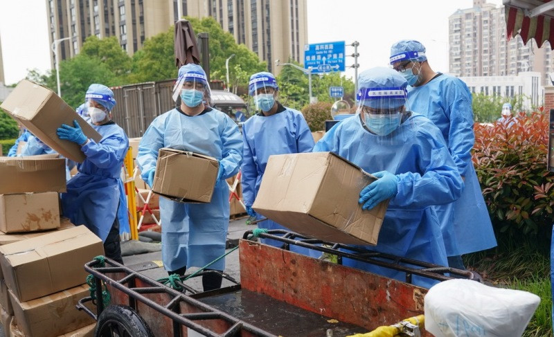 Vận chuyển nhu yếu phẩm cho người dân ở các khu phong tỏa tại thành phố Thượng Hải. (Ảnh: Tân Hoa xã)