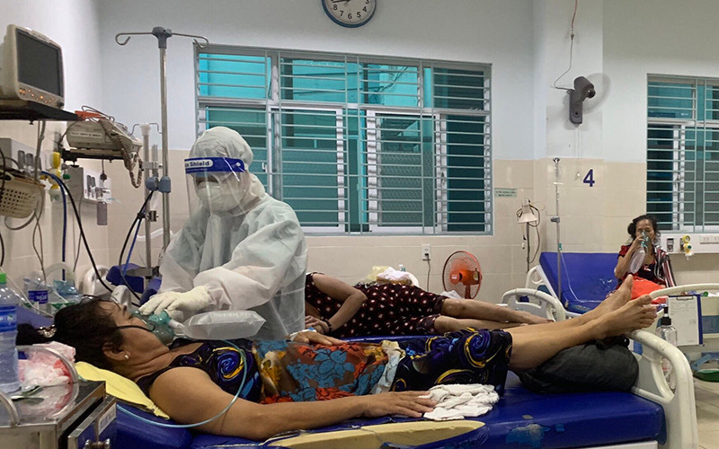 Điều dưỡng Hoàng Thị Diễm chăm sóc cho người bệnh tại Bệnh viện đa khoa Gò Vấp.