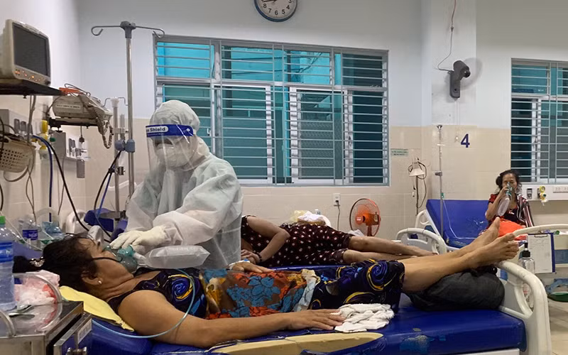 Điều dưỡng Hoàng Thị Diễm chăm sóc cho người bệnh tại Bệnh viện đa khoa Gò Vấp.