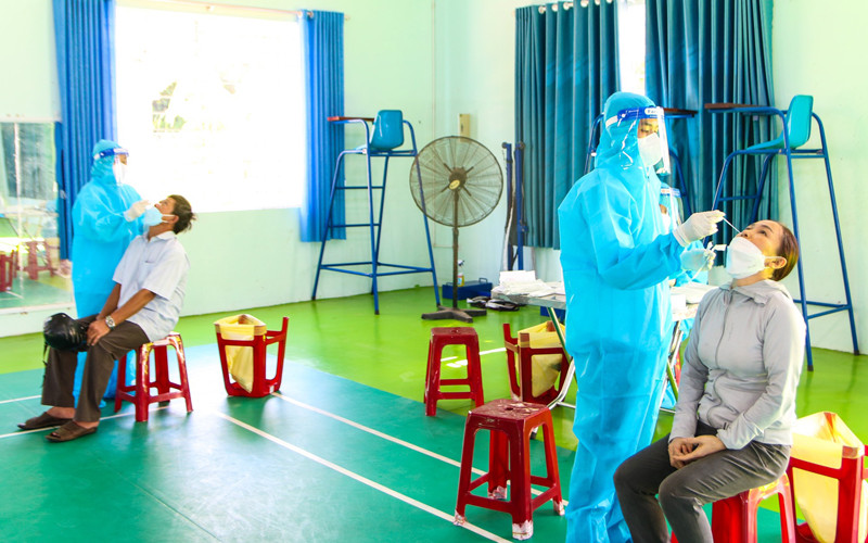 Người đến/về Quảng Ngãi từ các khu vực nguy cơ cao phải xét nghiệm SARS-CoV-2 bằng phương pháp RT-PCR. 