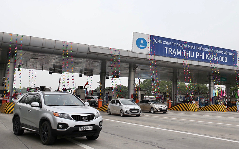 Theo ghi nhận của phóng viên, trong chiều 16/2, tại các tuyến đường cửa ngõ TP Hà Nội như: đường cao tốc Nội Bài - Lào Cai, cao tốc Pháp Vân - Cầu Giẽ, tuyến Quốc lộ 1 cũ, đường Giải Phóng… các phương tiện tăng cao đổ dồn vào nội đô thành phố.