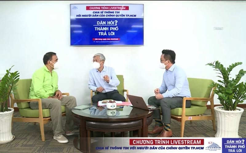 Phó Chủ tịch UBND TP Hồ Chí Minh Võ Văn Hoan (giữa) tham gia chương trình “Dân hỏi - Thành phố trả lời”, tối 30/9.