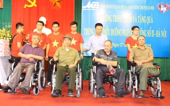 Trao tặng xe lăn cho thương, bệnh binh tại Trung tâm điều dưỡng người có công số II Hà Nội.