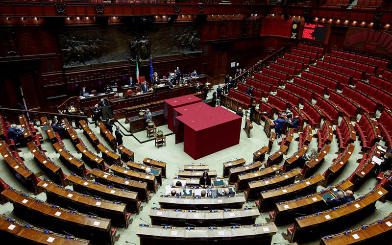 Các đại cử tri tham gia bỏ phiếu bầu Tổng thống Italia ngày 29/1. (Ảnh Reuters)