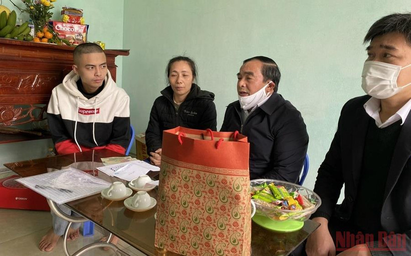 Thăm, tặng quà tân binh huyện Vũ Thư, tỉnh Thái Bình lên đường nhập ngũ.