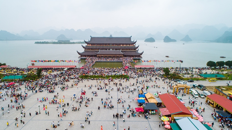 Du khách tới chùa Tam Chúc tăng đột biến trong ngày 14-3.