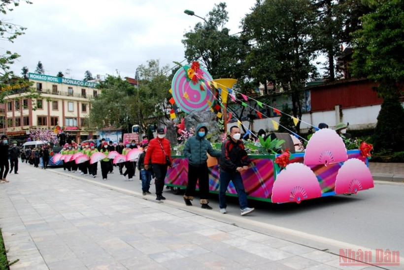 Xe mô hình các dân tộc bản địa diễu trên các đường phố của thị xã Sa Pa.