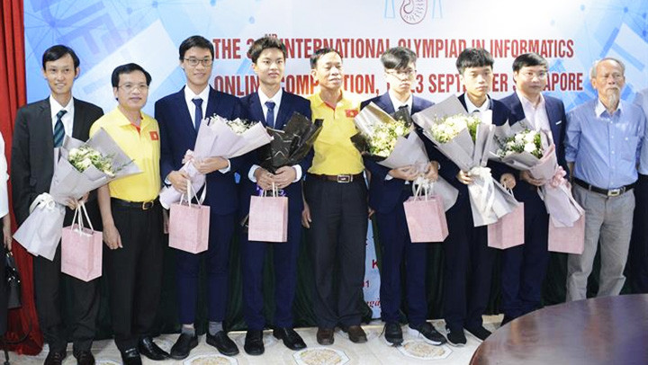 Ông Mai Văn Trinh, Cục trưởng Cục Quản lí chất lượng (Bộ GDĐT) chúc mừng các thí sinh đoạt giải. Ảnh: MOET.GOV.VN