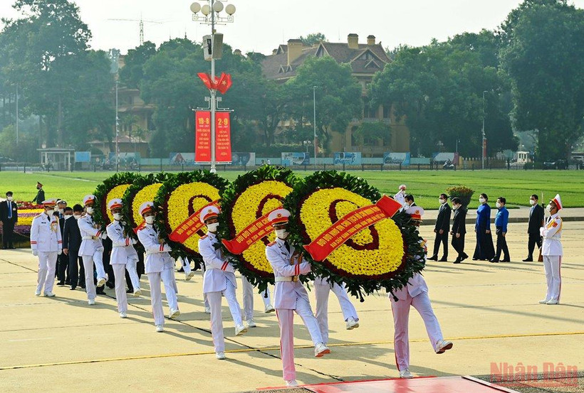 Vòng hoa của Đoàn mang dòng chữ "Đời đời nhớ ơn Chủ tịch Hồ Chí Minh vĩ đại".