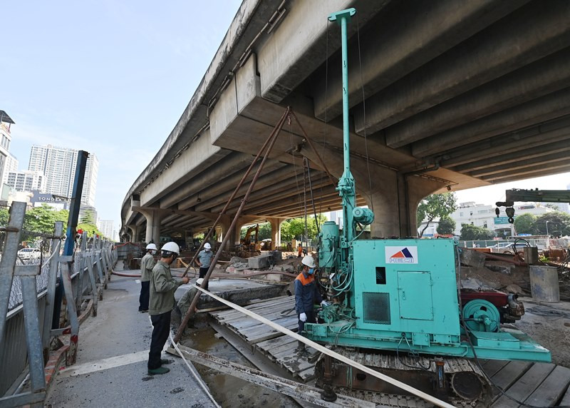Các đơn vị thi công làm việc tại công trường xây dựng hầm chui Lê Văn Lương trong thời gian Hà Nội giãn cách xã hội. (Ảnh: Đăng Anh)