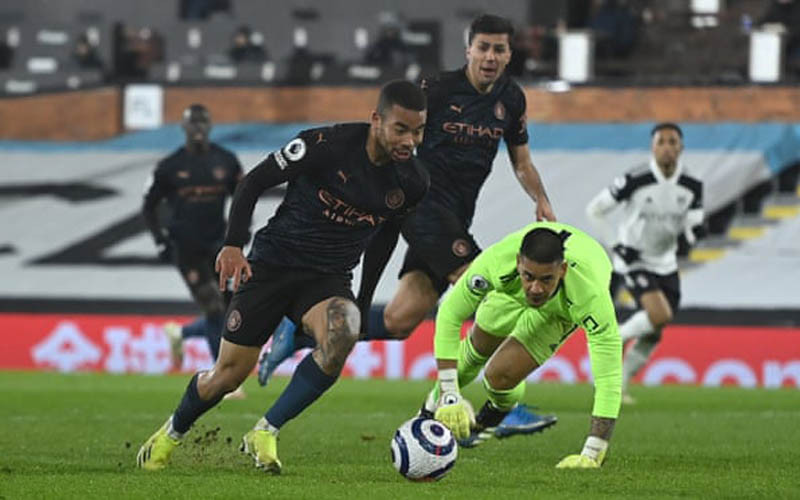 Jesus (áo sẫm) ghi bàn thắng thứ hai cho Man City.