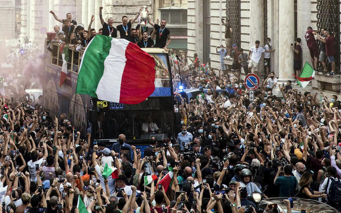 Biển người trên đường phố Roma trong màn diễu hành hoành tráng mừng chức vô địch EURO 2020. (Ảnh: ANSA)