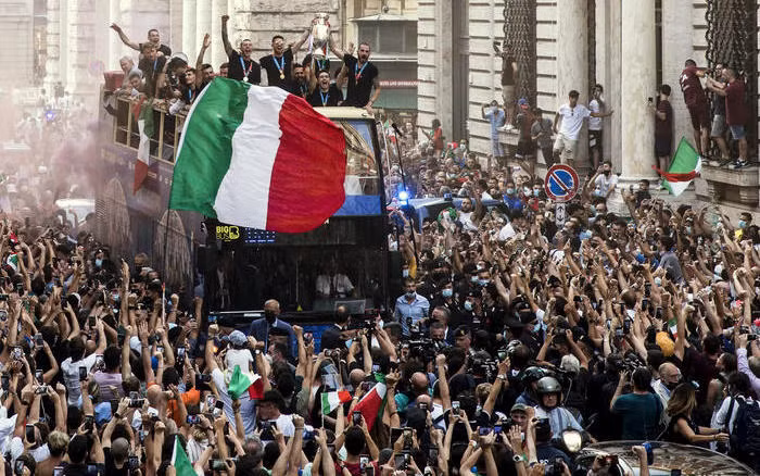 Biển người trên đường phố Roma trong màn diễu hành hoành tráng mừng chức vô địch EURO 2020. (Ảnh: ANSA)