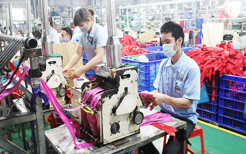 Tăng lương tối thiểu tạo thêm động lực làm việc cho người lao động. (Ảnh: VĂN MẠNH)