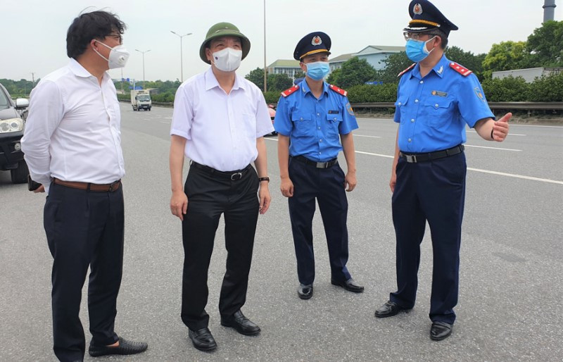 Chủ tịch UBND thành phố Hà Nội kiểm tra tại đường vành đai 3. (Ảnh: HNM)