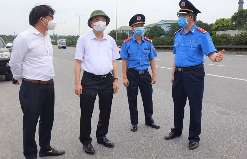 Chủ tịch UBND thành phố Hà Nội kiểm tra tại đường vành đai 3. (Ảnh: HNM)