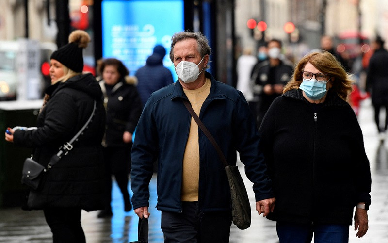 Người dân đeo khẩu trang đi mua sắm trên phố Oxford, London, Anh, ngày 27/1/2022. (Ảnh: REUTERS)
