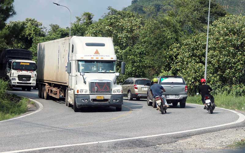 Ô-tô có tải trọng lớn sẽ bị hạn chế lưu thông trên đèo Bảo Lộc dịp lễ 30/4 và 1/5 để giảm ùn tắc giao thông. (Ảnh: Đ.K)