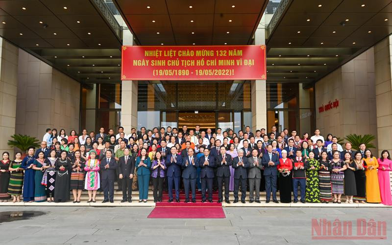 Chủ tịch nước Nguyễn Xuân Phúc, Thủ tướng Phạm Minh Chính, Chủ tịch Quốc hội Vương Đình Huệ cùng các đồng chí lãnh đạo Đảng, Nhà nước và các đại biểu Quốc hội là người dân tộc thiểu số.