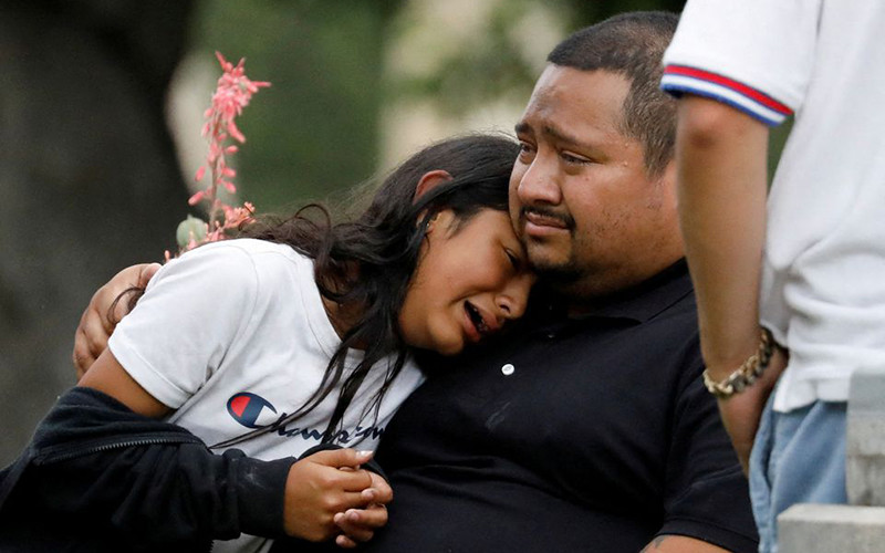 Nhiều phụ huynh đang chờ đợi tại Trung tâm hành chính Ssgt Willie de Leon, nơi các em học sinh của Trường tiểu học Robb được chuyển đến sau vụ xả súng. (Ảnh: Reuters)