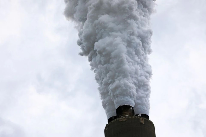 Khí thải bốc lên từ Nhà máy điện Harrison ở Haywood, Tây Virginia, Mỹ vào tháng 5/2018. Ảnh: Reuters.