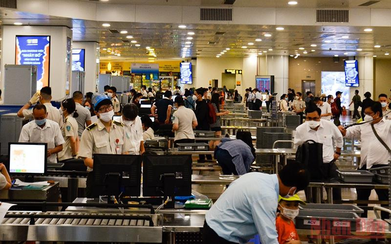 Sân bay Nội Bài đón 70 nghìn lượt khách ngày 30/4.