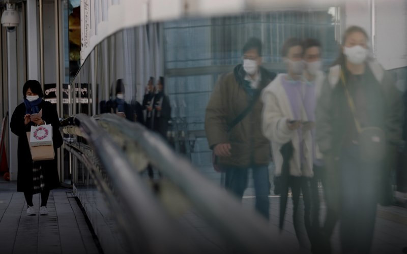 Người dân Tokyo đeo khẩu trang khi ra đường. (Ảnh: Reuters)