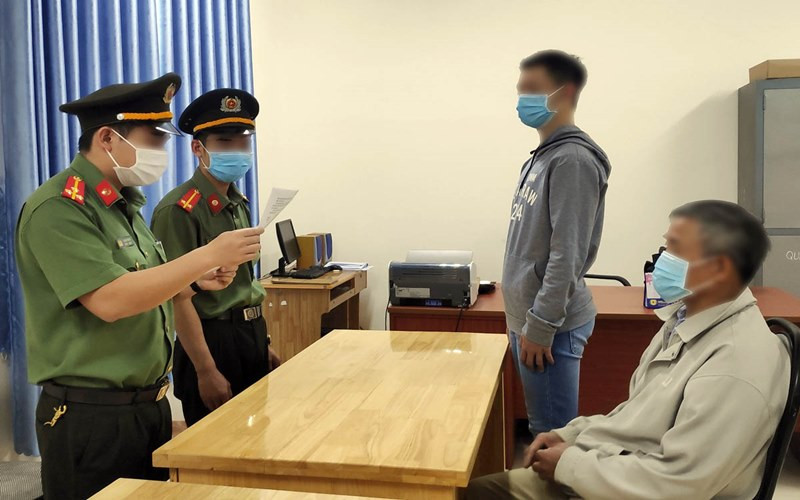 Cơ quan chức năng tống đạt quyết định xử phạt vi phạm hành chính đối với N.H.L (đứng, bên phải).