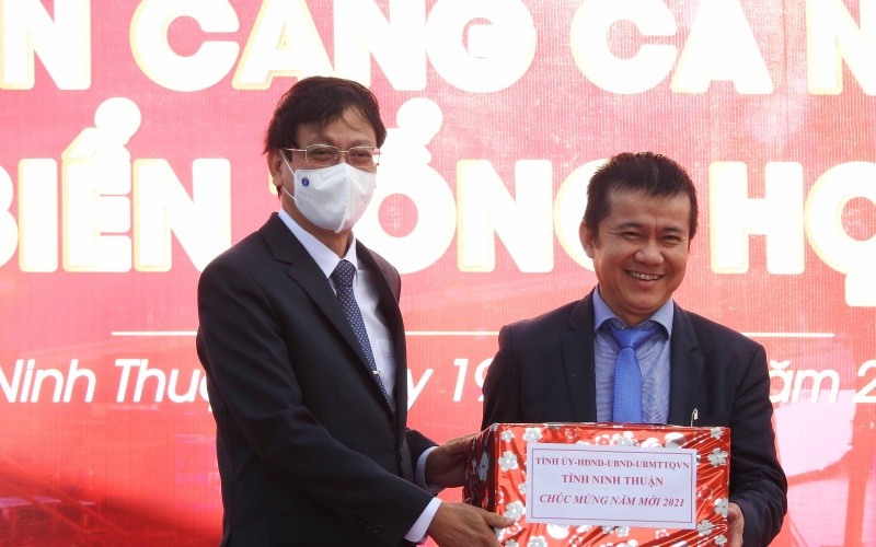 Đồng chí Nguyễn Đức Thanh, Ủy viên T.Ư Đảng, Bí thư Tỉnh ủy, Chủ tịch HĐND tỉnh Ninh Thuận tặng quà chúc mừng năm mới lãnh đạo, công nhân Trungnam Group tại lễ ra quân.