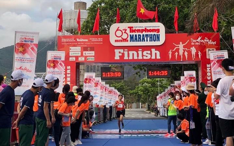Các vận động viên dự Giải vô địch quốc gia marathon và cự ly dài Báo Tiền Phong lần thứ 63. (Ảnh HỮU VIỆT)