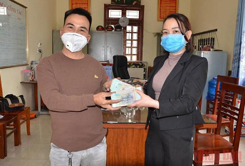 Anh Bùi Văn Trọng trao lại số tiền nhặt được cho chị Năm.