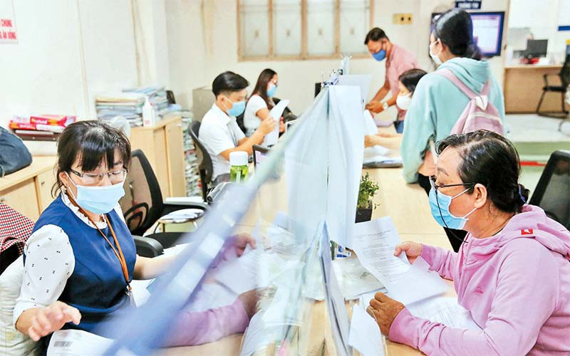 Người dân làm thủ tục hành chính tại Sở Kế hoạch và Đầu tư thành phố.