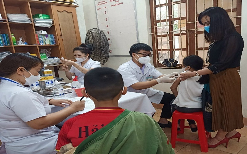 Trẻ dưới 12 tuổi ở Thái Bình có tâm thế khá thoải mái khi thực hiện tiêm vaccine ngừa Covid-19.