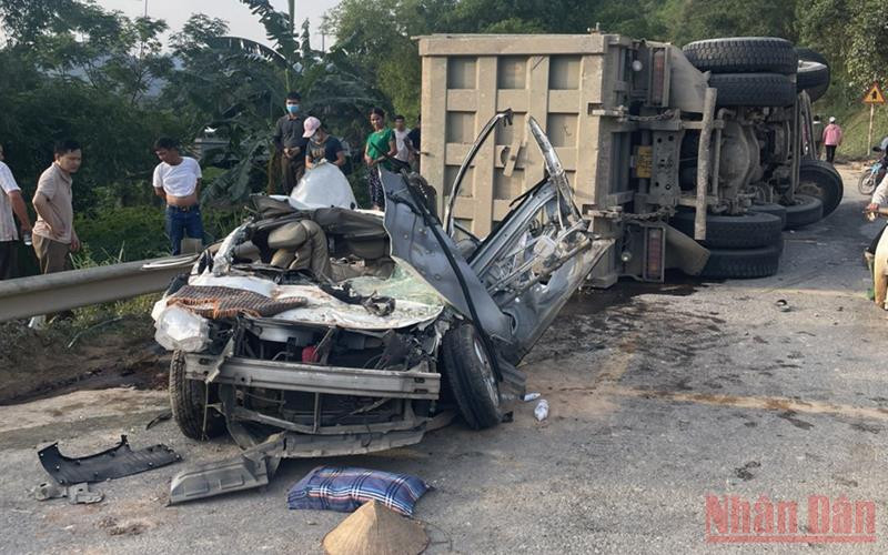 Hiện trường vụ việc sau khi được lực lượng chức năng cẩu xe ô-tô tải để cứu người bị nạn ra ngoài.