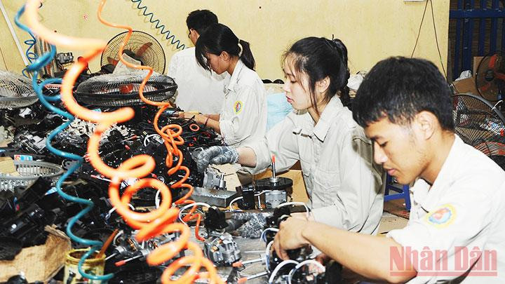 Kinh tế Việt Nam năm 2021 có nhiều tín hiệu tích cực. Ảnh: SONG ANH