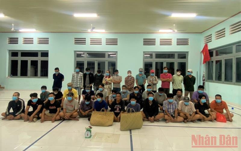 Các đối tượng tổ chức đánh bạc và đánh bạc bị tạm giữ.